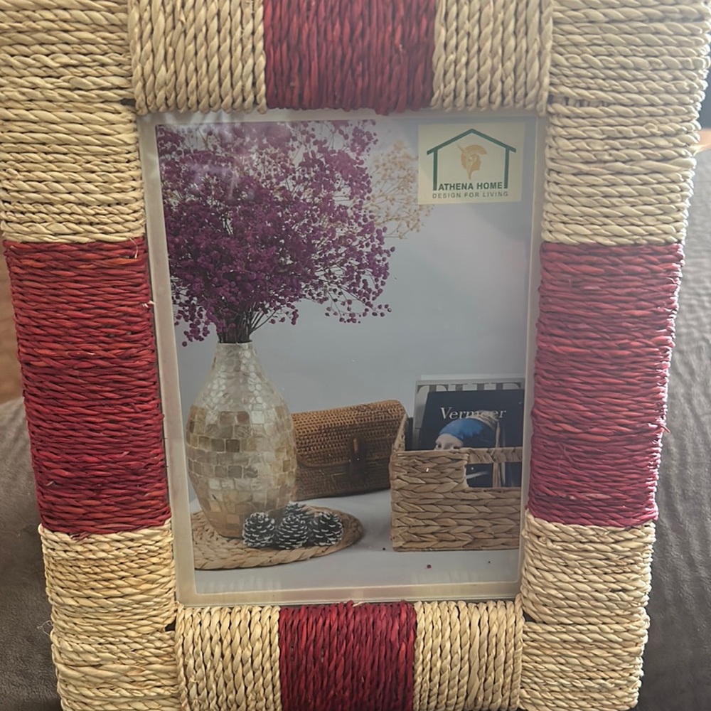 Two cute new with out tags picture frames.